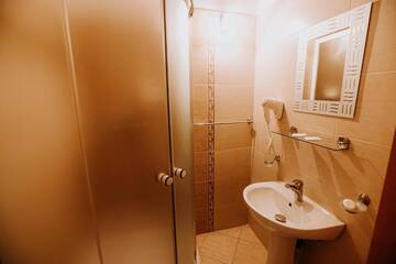Фото номера Двухместный номер с 1 кроватью, вид на озеро Гостевой дом Guest house Lacul Linistit г. Моняса 10