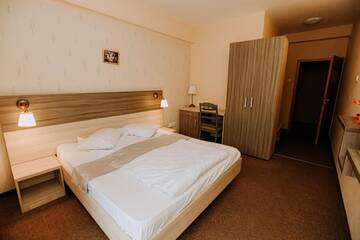 Фото номера Двухместный номер с 1 кроватью, вид на озеро Гостевой дом Guest house Lacul Linistit г. Моняса 2