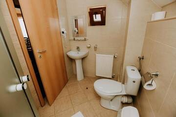 Фото номера Трехместный номер Гостевой дом Guest house Lacul Linistit г. Моняса 2