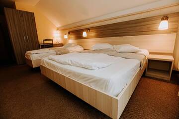 Фото номера Трехместный номер Гостевой дом Guest house Lacul Linistit г. Моняса 4