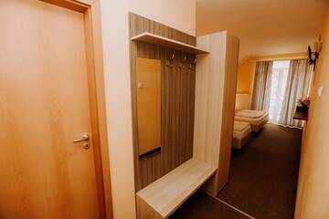Фото номера Трехместный номер Гостевой дом Guest house Lacul Linistit г. Моняса 5